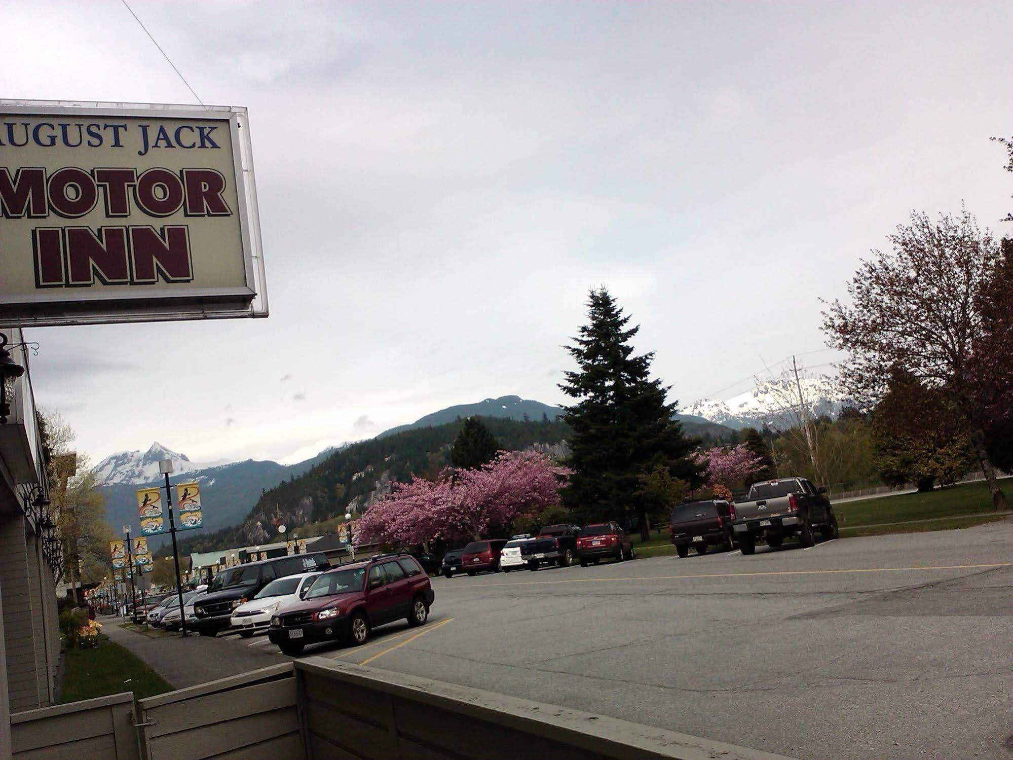 August Jack Motor Inn Squamish Dış mekan fotoğraf